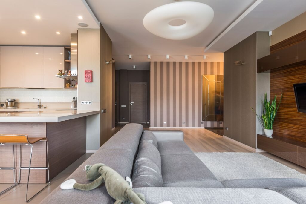 Home organization ideas for a stylish bedroom and kitchen